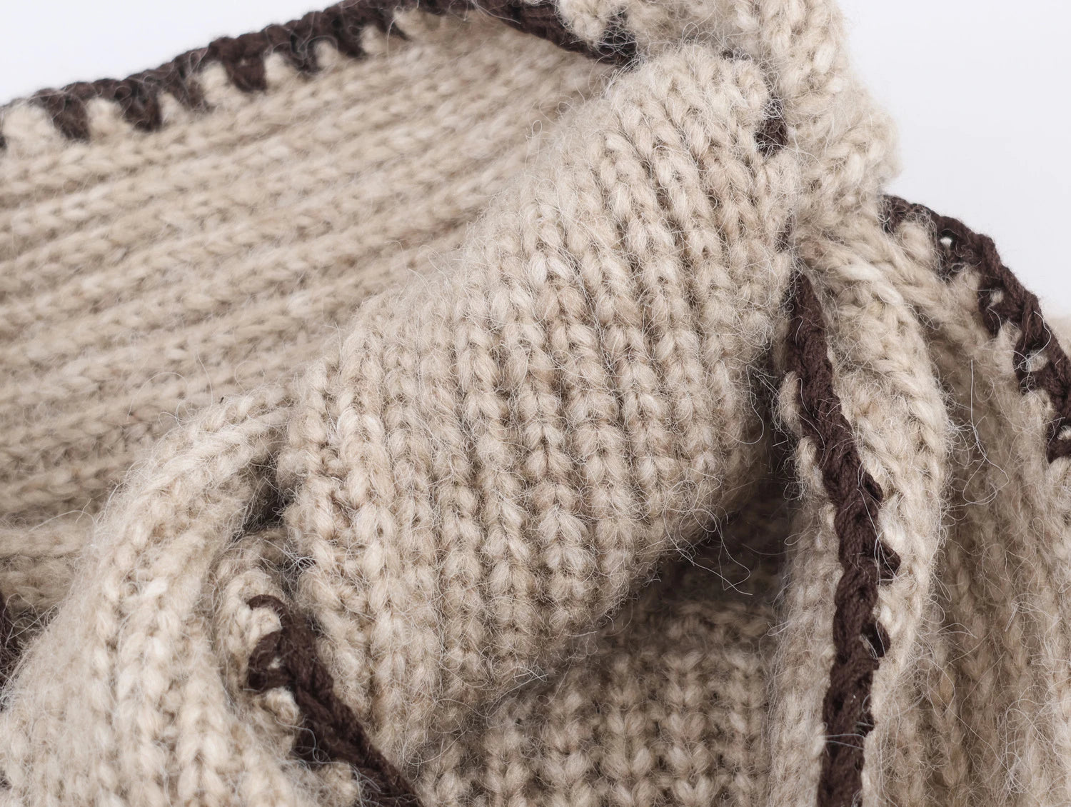 Maxe - Elegant stickad tröja med rosett