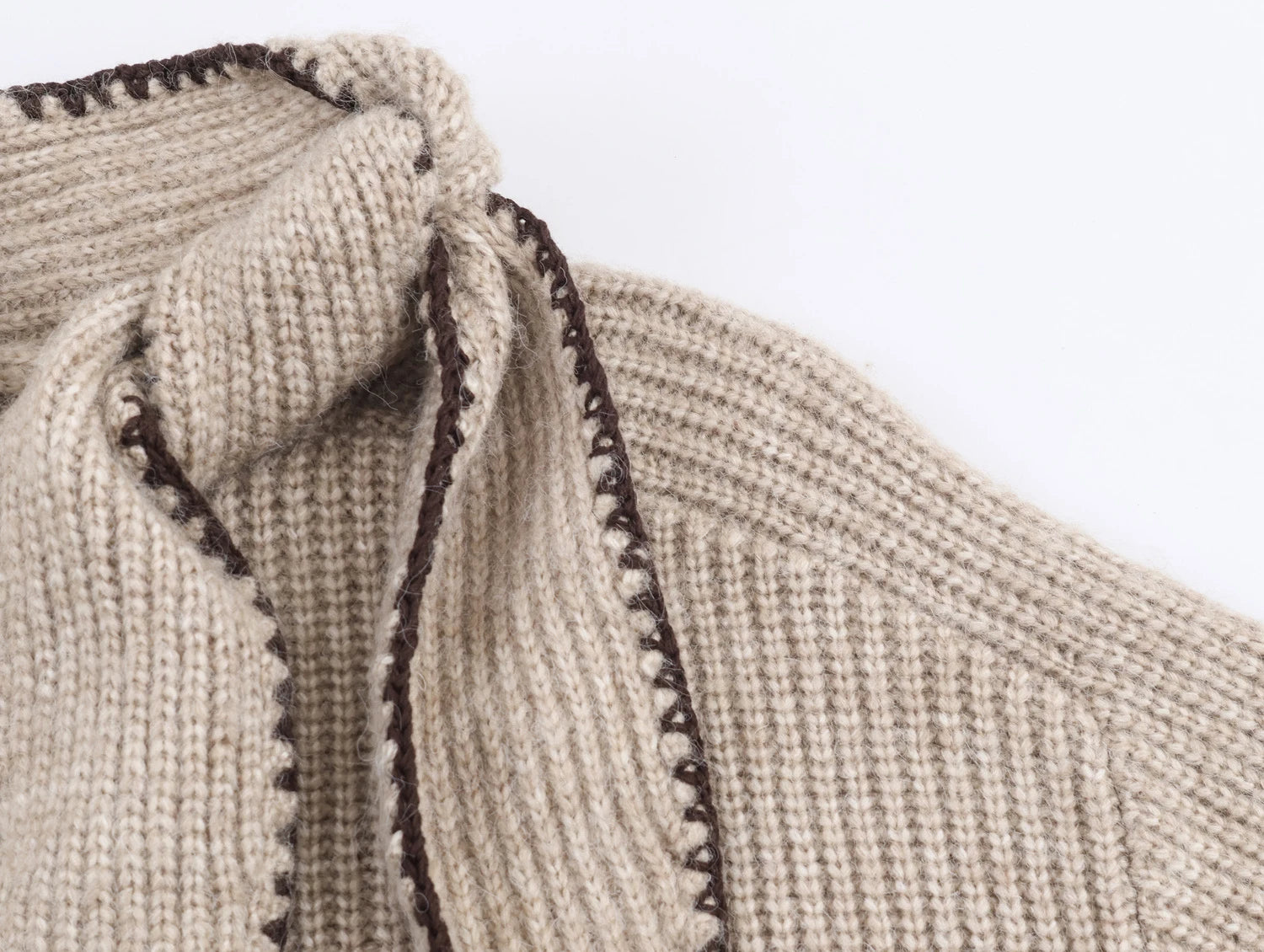 Maxe - Elegant stickad tröja med rosett